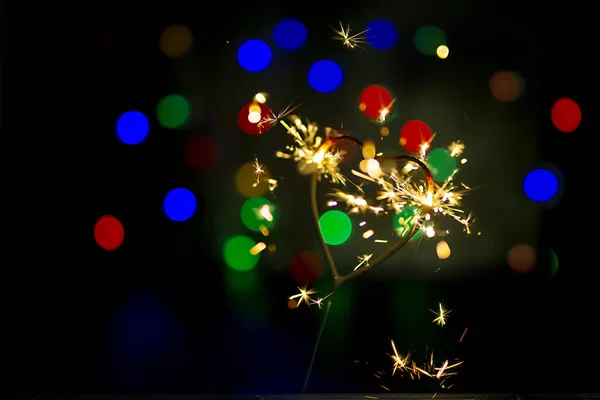 Sparkler Forma Coração Ardente Cercado Por Bokeh Colorido Close — Fotografia de Stock