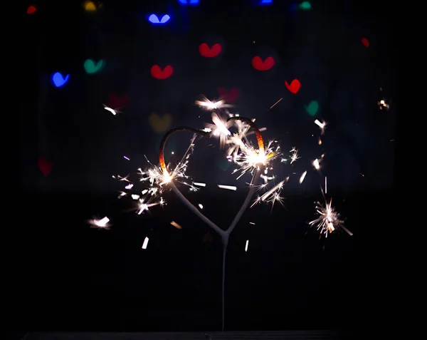 Sparkler Sous Forme Cœur Brûlant Entouré Bokeh Coloré Gros Plan — Photo