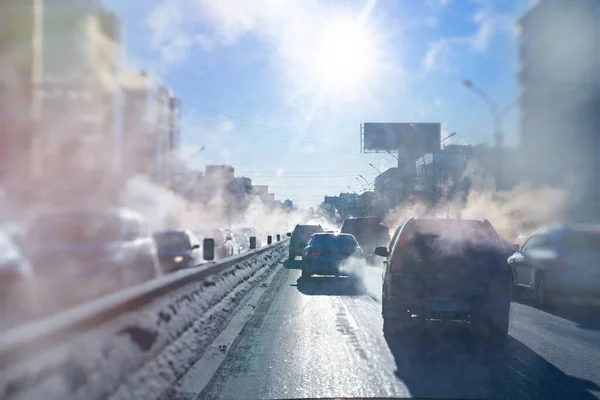 Contaminación Por Escape Los Coches Ciudad Invierno Humo Los Coches —  Fotos de Stock