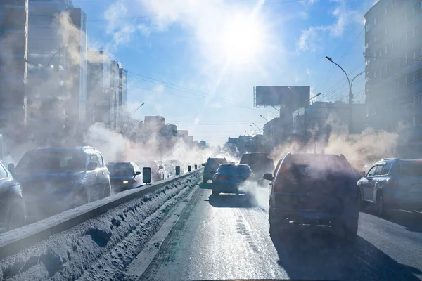 Загрязнение Выхлопных Газов Автомобилей Городе Зимой Дым Автомобилей Холодный Зимний — стоковое фото