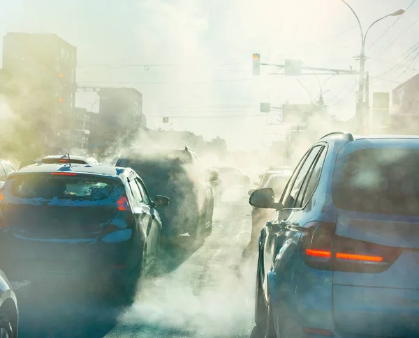 Poluição Escape Carros Cidade Inverno Fumaça Carros Dia Frio Inverno — Fotografia de Stock