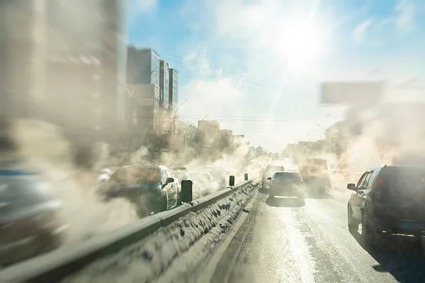 Poluição Escape Carros Cidade Inverno Fumaça Carros Dia Frio Inverno — Fotografia de Stock