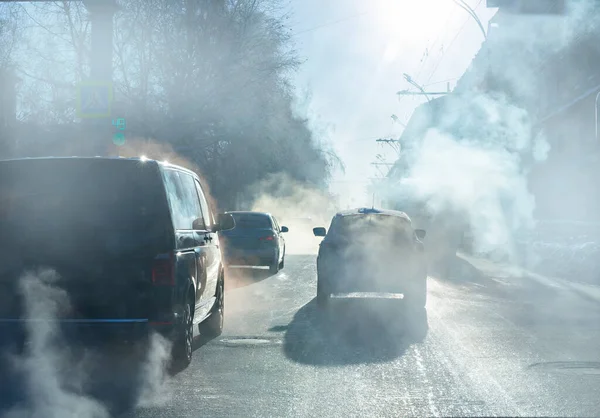 Poluição Escape Carros Cidade Inverno Fumaça Carros Dia Frio Inverno — Fotografia de Stock