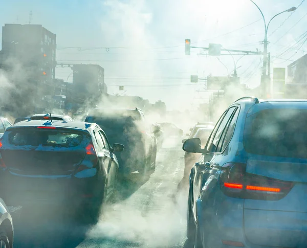 Contaminación Por Escape Los Coches Ciudad Invierno Humo Los Coches Imagen De Stock