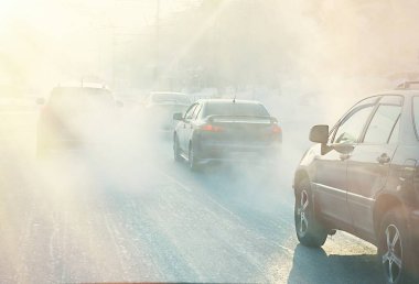 Şehirdeki arabaların egzoz dumanından kaynaklanan hava kirliliği, soğuk bir günde, şehirlerdeki hava kirliliği