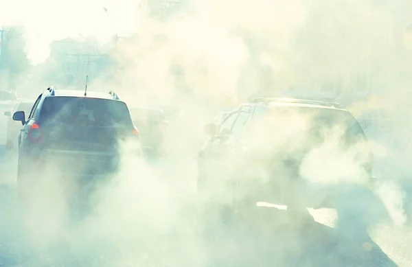 Contaminación Atmosférica Causada Por Los Gases Escape Los Automóviles Ciudad —  Fotos de Stock