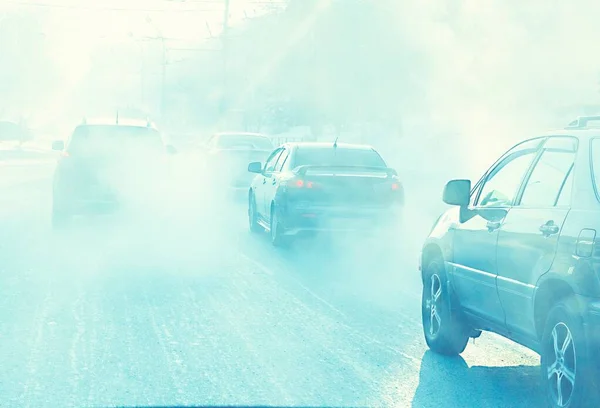 Poluição Pelos Gases Escape Dos Automóveis Cidade Num Dia Frio — Fotografia de Stock