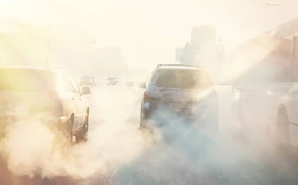 Poluição Pelos Gases Escape Dos Automóveis Cidade Num Dia Frio — Fotografia de Stock