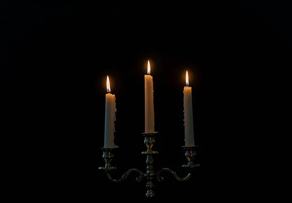 Queimando Velas Candelabros Fundo Preto Close — Fotografia de Stock