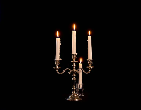 Αναμμένα Κεριά Κηροπήγιο Μαύρο Φόντο Κοντινό Πλάνο — Φωτογραφία Αρχείου