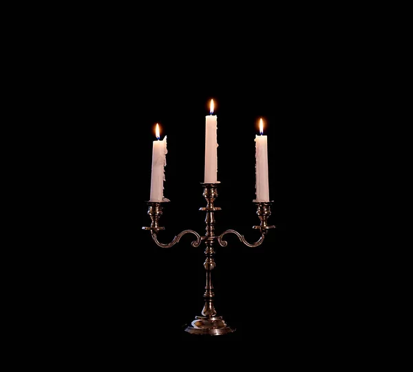 Αναμμένα Κεριά Κηροπήγιο Μαύρο Φόντο Κοντινό Πλάνο — Φωτογραφία Αρχείου