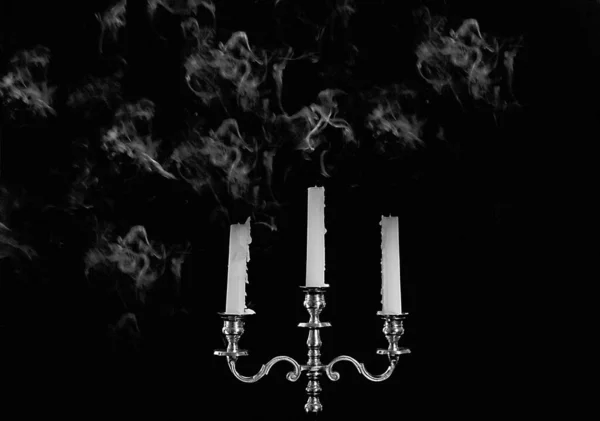 Fumo Una Candela Accesa Candelabro Uno Sfondo Nero Primo Piano — Foto Stock