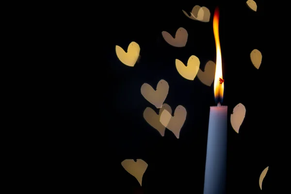 Brennende Kerze Auf Dunklem Hintergrund Mit Licht Der Lichter Nahaufnahme — Stockfoto