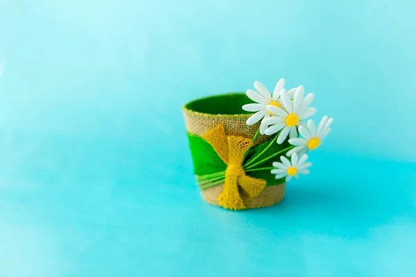 Dekorativer Leerer Blumentopf Aus Filz Auf Blauer Fester Oberfläche Dekor — Stockfoto