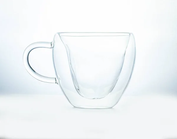 Contorno Uma Caneca Vidro Transparente Chá Café Fundo Branco Close — Fotografia de Stock