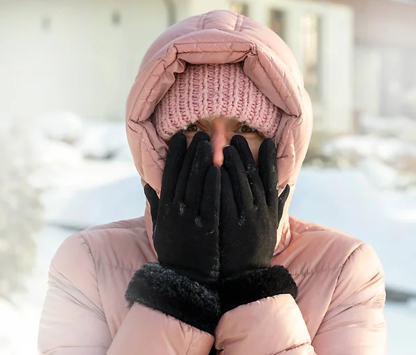 Chica Una Chaqueta Plumón Rosa Frío Amargo Invierno Cara Congelada Imagen De Stock