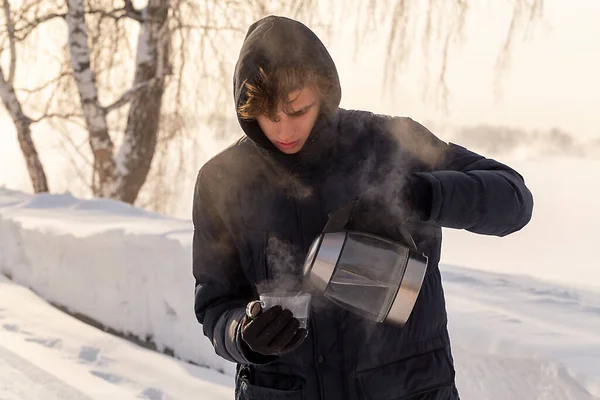 Подросток Наливает Чай Чайника Горький Холод Лесу Холодной Зимой — стоковое фото