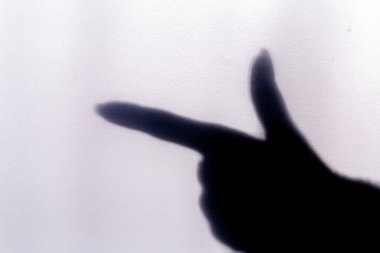 Boyalı duvardaki işaret parmağının bulanık gölgesi, işaret parmağının gölgesi.