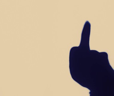 Duvardaki orta parmağın bulanık gölgesi, orta parmağın gölgesi.