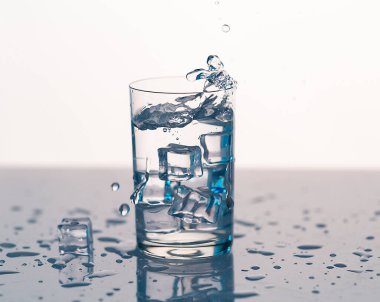 Bardakta buzlu temiz su, bardakta temiz su, yakın çekim spreyli.