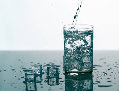 Bardakta buzlu temiz su, bardakta temiz su, yakın çekim spreyli.