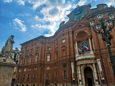 İtalya 'nın kuzeyindeki Torino tarihi şehrindeki Palazzo Carignano soylu binası.