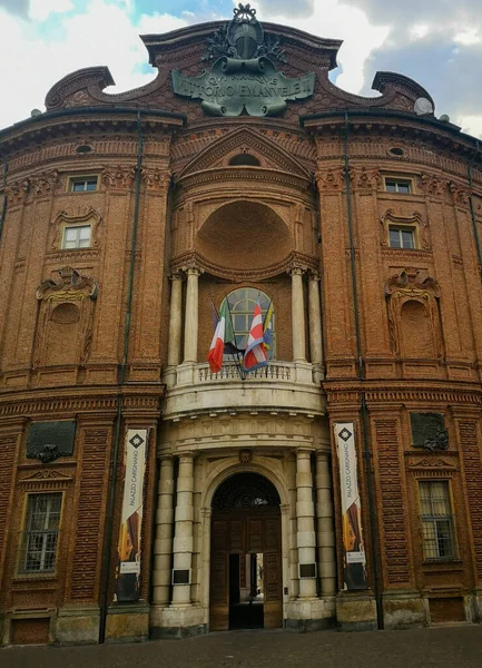 İtalya 'nın kuzeyindeki Torino tarihi şehrindeki Palazzo Carignano soylu binası.