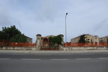İtalya, Toskana 'da rasyonalist tarzda bir binanın kalıntıları.
