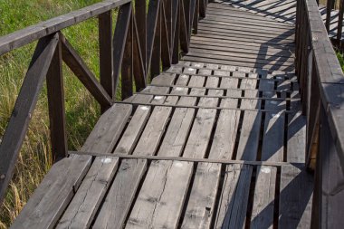 Bahçedeki eski ahşap merdivenler, yatay resim.