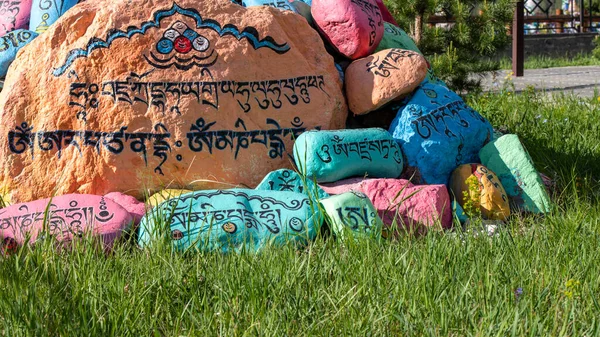 Pedras Coloridas Com Inscrições Budistas Close — Fotografia de Stock