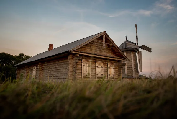 Ancienne Maison Bois Sculpté Sur Pré Verdoyant Campagne — Photo