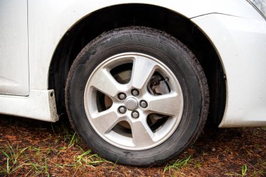Beyaz araba tekerleği yatay