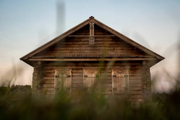 Ancienne Maison Bois Sculpté Sur Pré Verdoyant Campagne — Photo