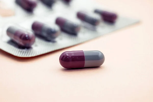 Zweifarbige Pudertabletten Weißen Blister Nahaufnahme — Stockfoto