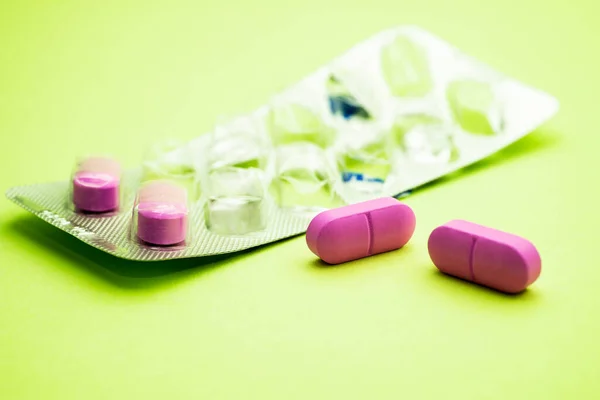 Offene Verpackung Mit Rosa Tabletten — Stockfoto