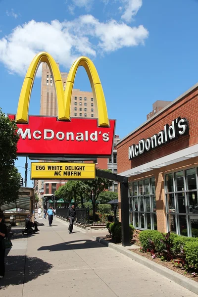 McDonald 's sign - United States — стоковое фото