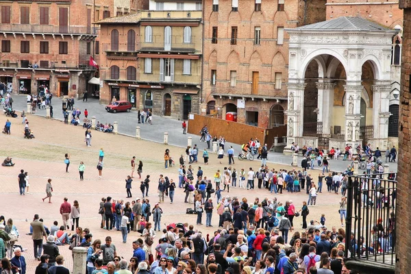 Siena tourists outdoor — Stock Photo, Image
