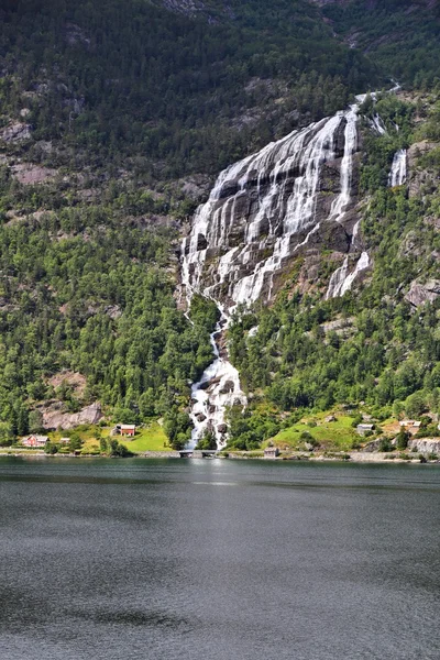 Norveç fiord ve şelale — Stok fotoğraf