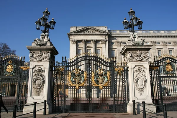 Londra dönüm noktası - Buckingham Sarayı kapısı — Stok fotoğraf