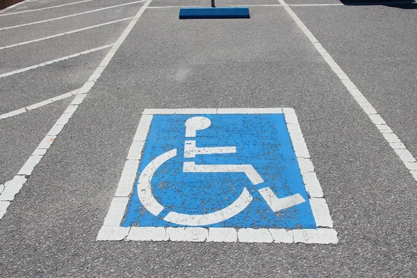 Placa de estacionamento desativado — Fotografia de Stock