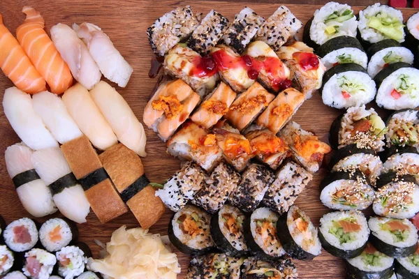 Выбор суши с нигири и футомаки — стоковое фото