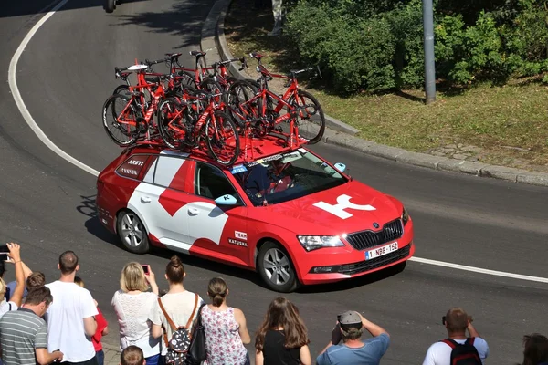 Cyklistické závodní tým auto — Stock fotografie