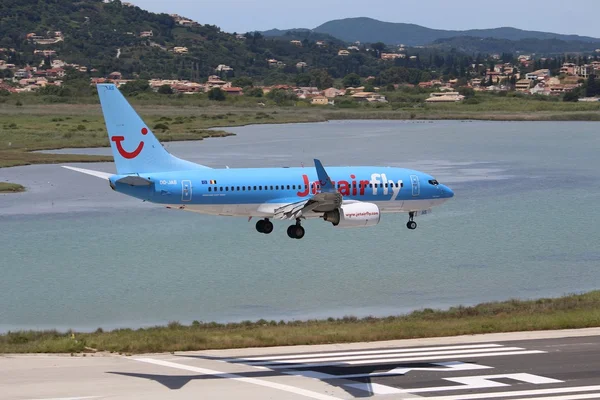 Boeing 737 landing — Stock Photo, Image