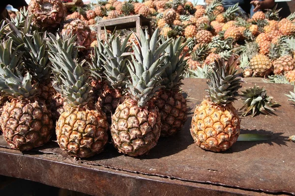 Ananas op een markt — Stockfoto