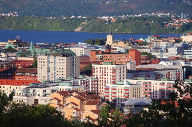 İsveç 'te Vattern Gölü' yle Jonkoping kasabasının silueti. Jonkoping, İsveç.