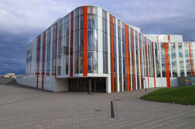 JONKOPING, SwEDEN - 25 Ağustos 2018: Jonkoping, İsveç 'te Kültür Evi Spira (Kulturhuset Spira). Modern bina 2011 yılında açıldı ve tiyatro ve konser salonlarına ev sahipliği yaptı..