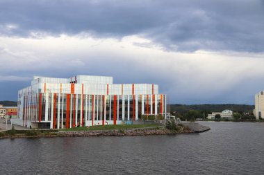 JONKOPING, SwEDEN - 25 Ağustos 2018: Jonkoping, İsveç 'te Kültür Evi Spira (Kulturhuset Spira). Modern bina 2011 yılında açıldı ve tiyatro ve konser salonlarına ev sahipliği yaptı..