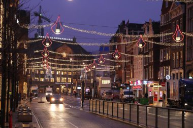 AMSTERDAM, NETHERLANDS - 6 ARALIK 2018: Amsterdam, Hollanda 'daki Damrak Caddesi' nin Noel süslemeleri. Amsterdam Hollanda 'nın başkentidir..