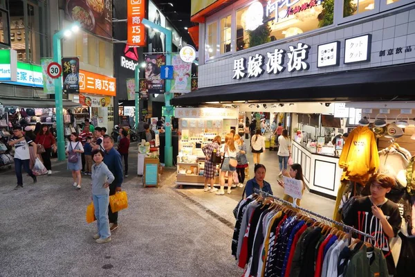 2018年12月3日 人々は台北の西門商店街を訪問します Ximendingは台湾でトップのショッピング目的地の一つと考えられています 特に若い買い物客をケータリング — ストック写真