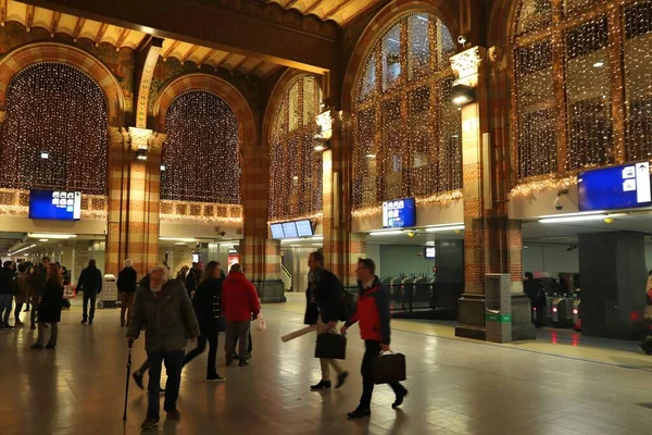 Amsterdam Países Bajos Diciembre 2017 Gente Visita Estación Central Trenes —  Fotos de Stock